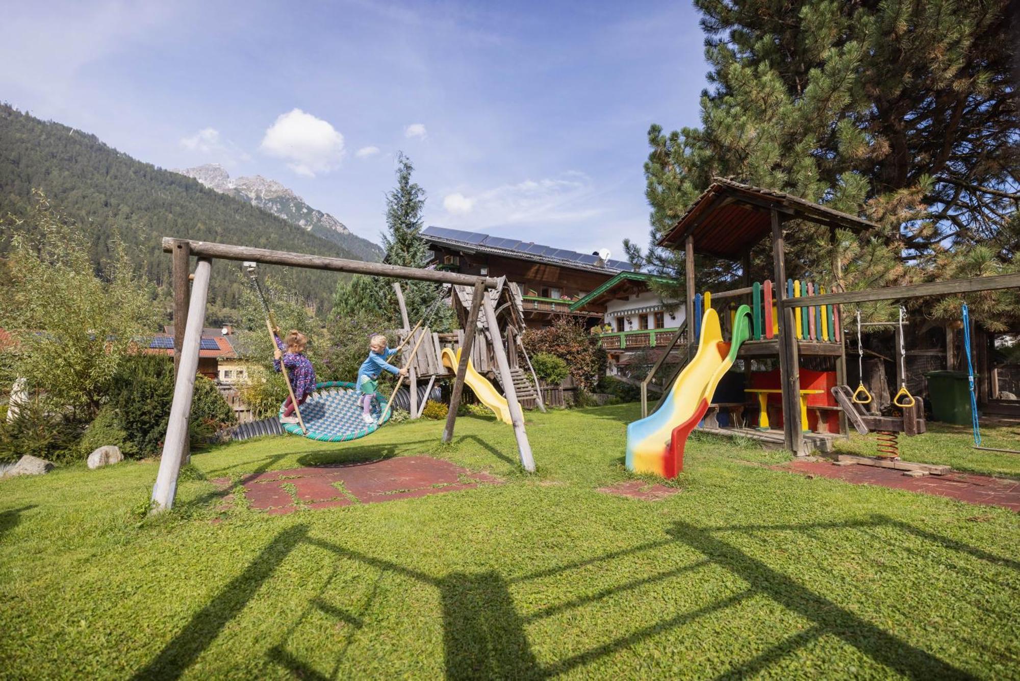 Familien- & Vitalhotel Auenhof Fulpmes Bagian luar foto